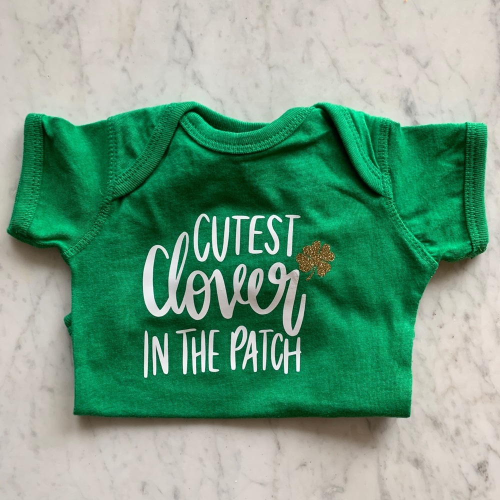🍀 New st. Patrick’s Day green gold glitter onesie size 6 months